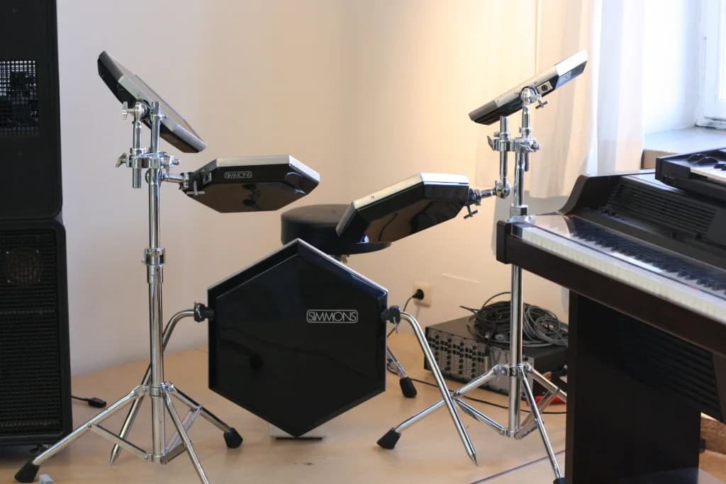 A Simmons SDS-5 electronic drum kit on stands, with hexagonal pads and a hexagonal bass drum pad, photographed at the Deutsches Museum.